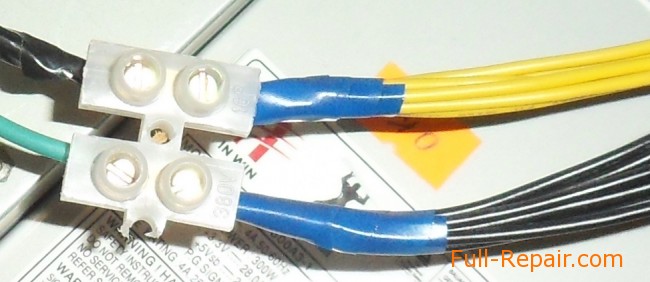 Два пучка проводов от компьютерного блока питания