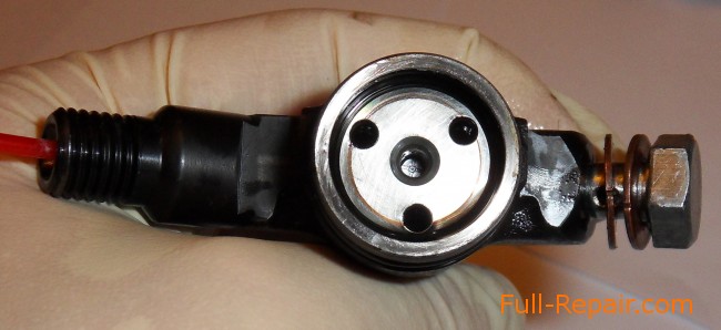 Upper return valve. Visible in the central hole.