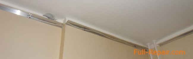 Алюминиевый уголок закреплён на стенах и соединён между собой