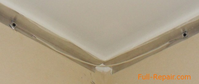 Алюминиевый уголок закреплён на стенах и соединён между собой