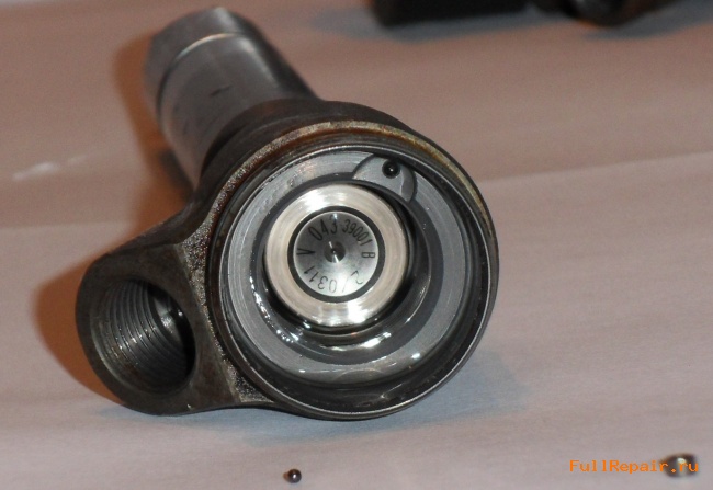 Return valve bottom ball seal