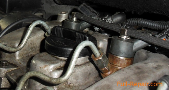 Remove the retainer from the left nozzle Remove the retainer from the left nozzle