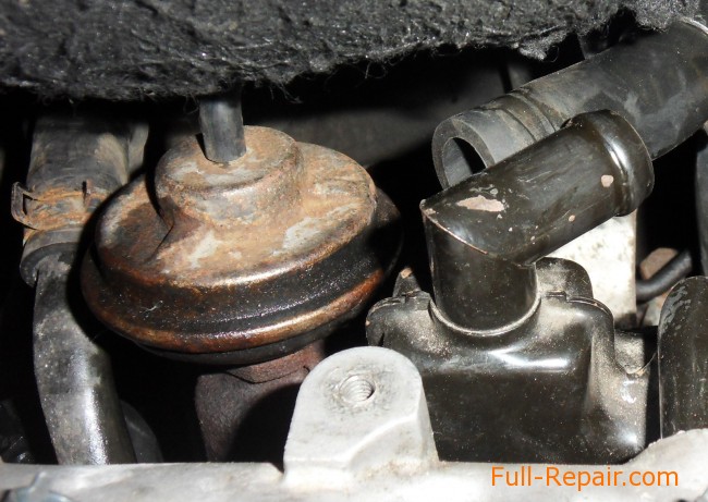 The EGR valve on the engine CRDI while removing the valve cover. The EGR valve on the engine CRDI while removing the valve cover.