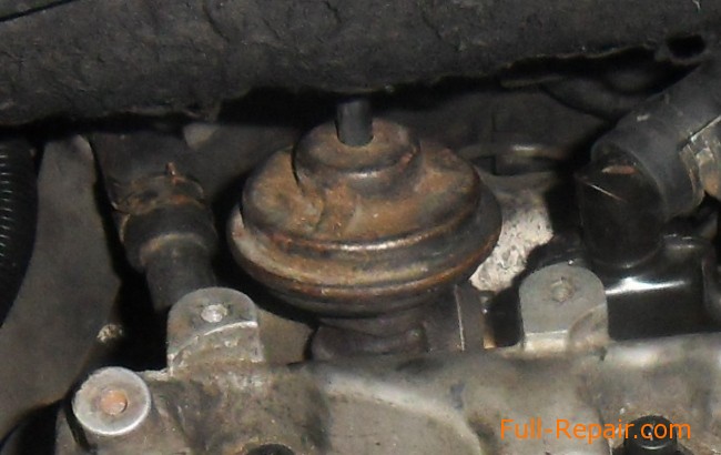 The EGR valve on the engine CRDI while removing the valve cover.