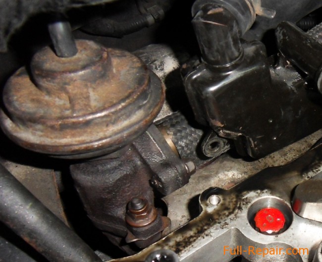 The EGR valve CRDI engine on while removing the valve cover 