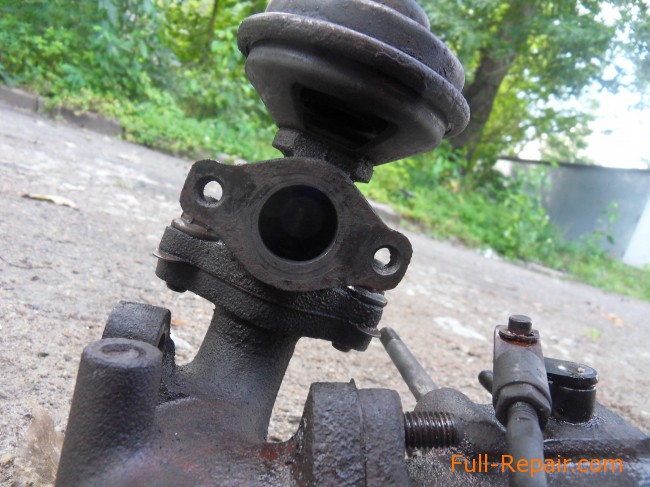 The EGR valve on the exhaust manifold