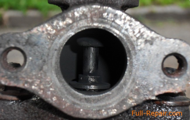 The EGR valve on the exhaust manifold