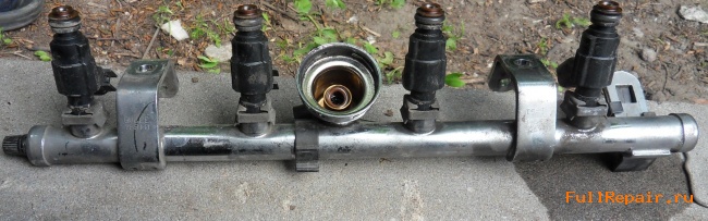 The fuel rail with the injectors