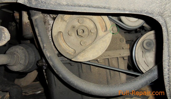 The line indicates the crankshaft pulley bolt in the middle (in the green circle)