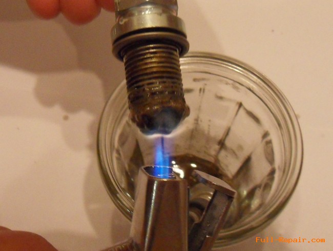 Cleaning the spark in the acid with heating
