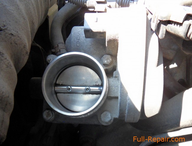 Air pipe removed from the throttle Air pipe removed from the throttle