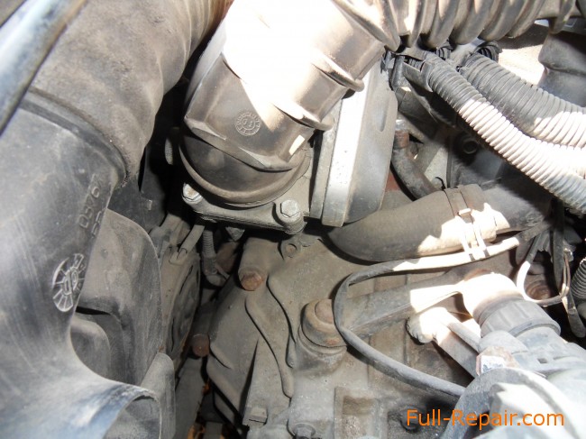Vozdushny connection on the throttle zaslonke Vozdushny connection on the throttle zaslonke