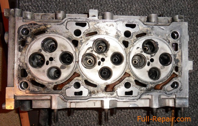 Clean the cylinder head, the view from the bottom